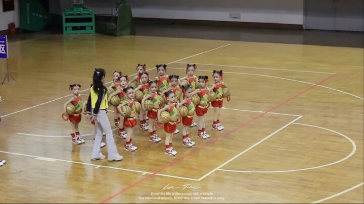 看着奶声奶气的，竟然跳得这么好！