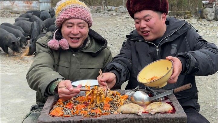 Một tô mì ốc cay nóng, hơi ấm lan tỏa khắp người giữa mùa đông giá rét.