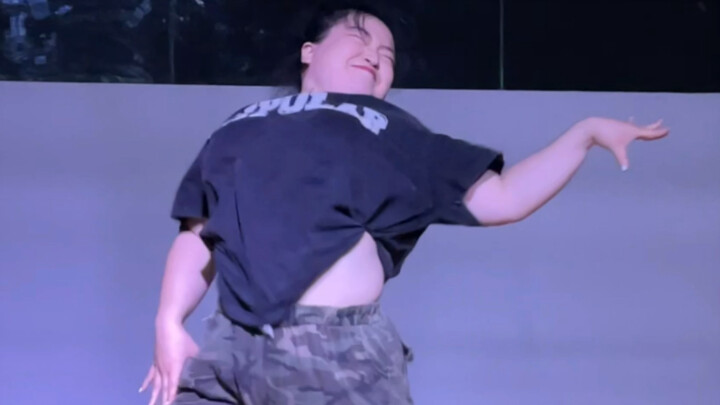 Pink venom, jumps straight to the crotch tearing, the pants are torn, handsome seriously!