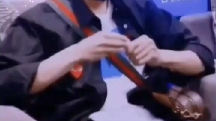 (Xiao Zhan) đã công khai tuyên bố cấm cho Zhan Zhan ăn, buồn cười quá. Hahaha, Zhan Zhan thật dễ thư