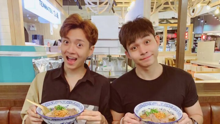 Ở đây có một vựa "múi" mời bạn lựa chọn: "Thỏ đen" Ngô Kiến Huy hay "Thỏ trắng" Jun Phạm?