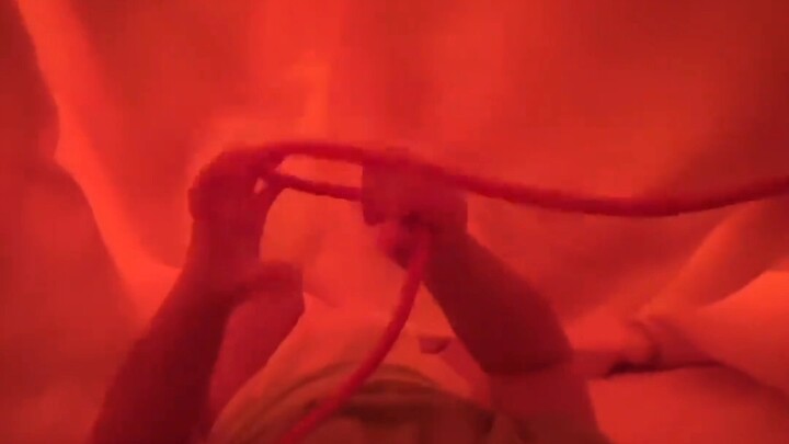 Menggunakan selimut untuk merekam gerakan bayi di dalam perut—hari ini lagi-lagi penuh kebahagiaan y