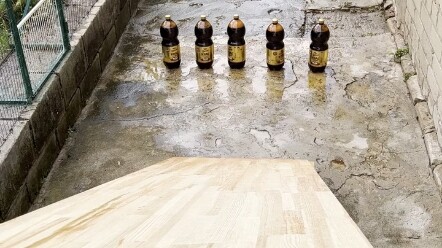 Cuộc thi nổ tung chai lọ với lưỡi cưa