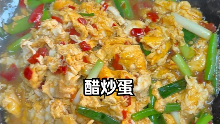 Chỉ cần 10s sơ chế và 20s xào là có ngay món trứng chiên dấm đậm chất quán ăn bình dân ở Trường Sa!