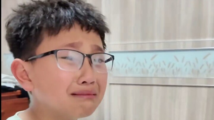 ผลสอบคณิตศาสตร์กลางภาคของเสี่ยวเส่าปิ่งออกมาแล้ว เธอได้ 93.5 คะแนน อยู่อันดับสามของห้อง แต่ก็หนีไม่พ