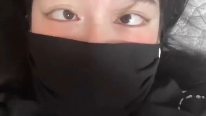 Đôi mắt hay cười…