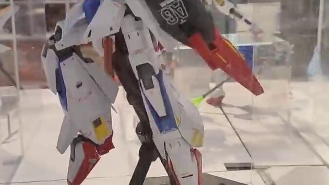 Gadis plastik itu menjadi bersemangat saat melihat Zeta Gundam favoritnya dan mulai menyanyikannya k