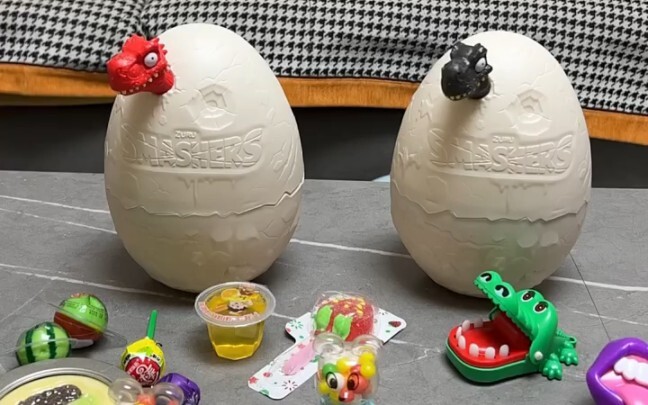 Hari ini Mama siapkan dua kotak kucing berbentuk telur dinosaurus untuk anak-anak yang penurut—di da