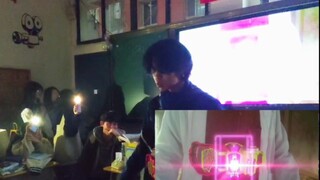 Tôi hóa thân thành Kamen Rider trước mặt cả lớp, với video hiệu ứng đặc biệt của tôi chiếu phía sau.