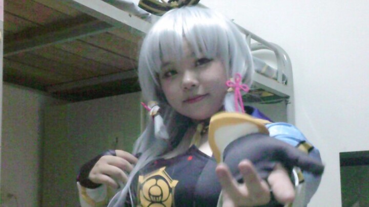 กล้าคอสเพลย์ Kamisato Ayaka ในงานปาร์ตี้ปีใหม่