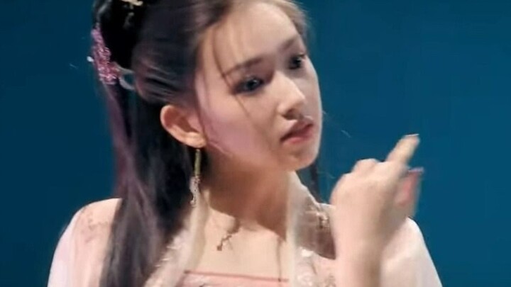 Cheng Xiao performed the traditional Chinese dance "Ru Meng Ling" and received praise from many fore