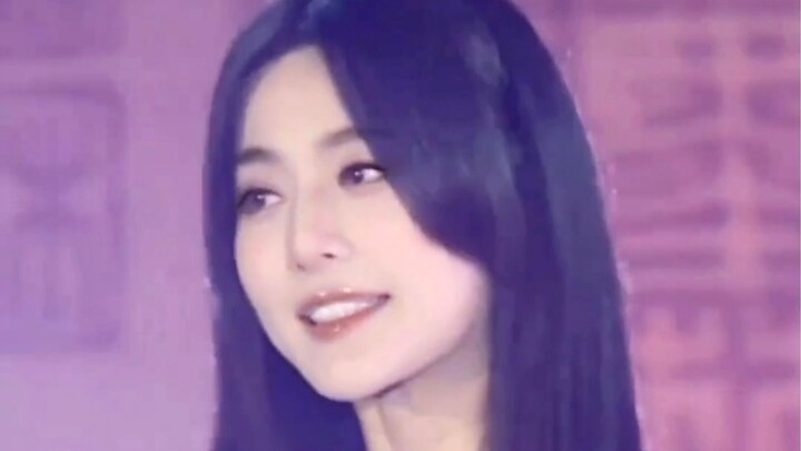 Phong cách thời kỳ đầu của cô ấy trong sáng đến mức như ánh trăng trắng trong tiểu thuyết.