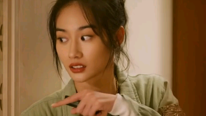 A rich heiress is working a part-time job—she might as well have “I’m loaded” written all over her f