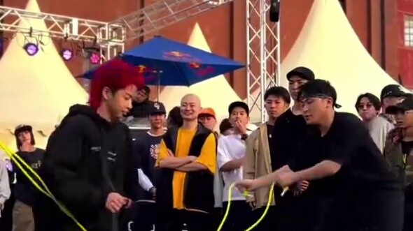 It looks complicated, but it is actually very difficult. Is it possible to combine street dance with