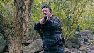 The policewoman was caught in a huge conspiracy and escaped from the predicament with her extraordin