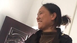 儿子给妈妈送惊喜，妈妈打开的那一刻开心得像个孩子