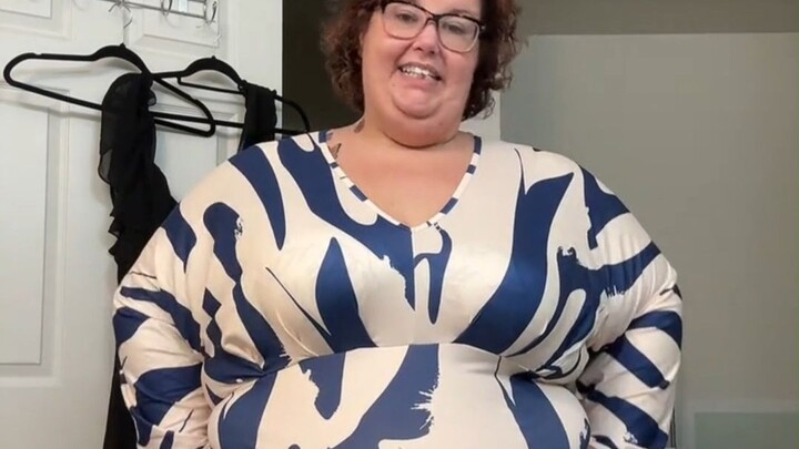 Chị gái mua một chiếc đầm suông cỡ lớn, nhìn cái nào cũng thấy thích, nhưng tiếc là size hơi nhỏ, lú