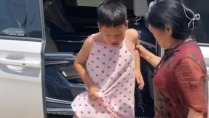 Hai đứa nhỏ cắt bao quy đầu xong đi đứng thẳng lưng cũng khó.