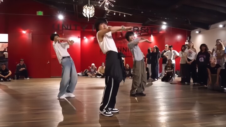ภาพเหล่าเด็กฝึกชาวจีนของลีซูมันขณะเต้นที่ LA Dance Club (ตู้เจียอี, เติ้งหมินชวน, หลิวฮั่นเจ๋อ) ณ Mi