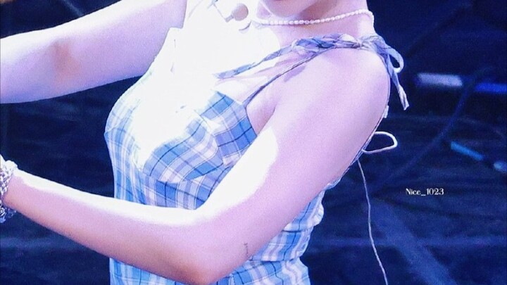 Ning Yizhuo di panggung mengangkat rok untuk menggoda pria???