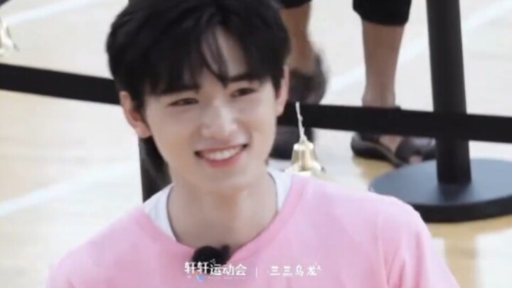 【Song Yaxuan】Sister Luo: Song Yaxuan, are you hungry?  Yaxuan: I’m shy~