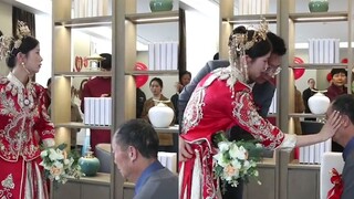 When the newlyweds kneel down to pay respect to the bride's parents, the father is alone and in tear