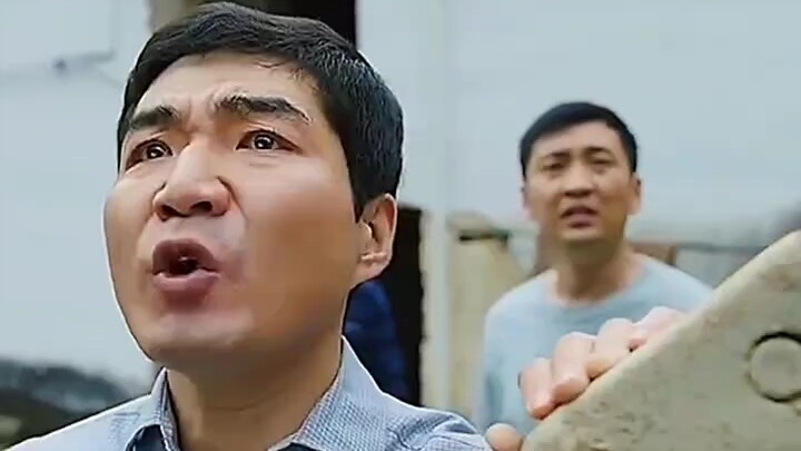 Pemuda itu membuat batu bata semen buatan sendiri yang laris manis di seluruh negeri, dan hanya dala