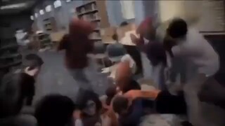 《枕 头 大 战》