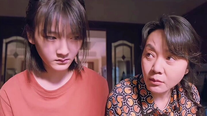 Stepdad slaps his daughter, but mom pretends she didn’t see it! #NiNi #YanNi