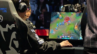 ในการแข่งขันหนึ่งครั้ง เฟเกอร์ใช้เวลาครึ่งหนึ่งไปกับการจับตาดูว่าเพื่อนร่วมทีมจะทรยศเขาหรือไม่