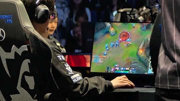 في مباراة واحدة، كان فيكرير يقضي نصف الوقت في مراقبة زملائه ليرى ما إذا كانوا سيخونونه أم لا