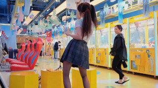 Cô Niu với kiểu tóc đuôi ngựa đôi, tất đen và phiên bản giày cao gót thật điên rồ