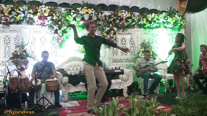 JOGET DI NIKAHAN MANTAN | PENYANYINYA SAMPAI NGAKAK !!