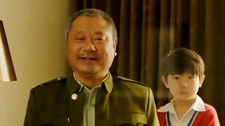 Một đứa trẻ tám tuổi bỏ nhà đi và gặp một kẻ buôn người