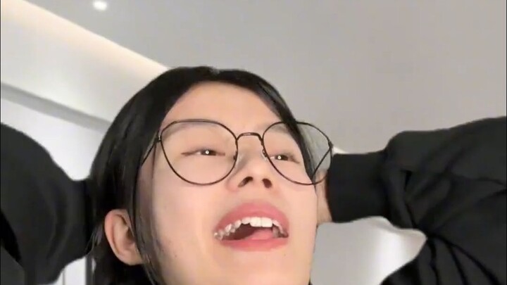 صديقتُكِ تفتح الباب، أنا زوجُكِ!