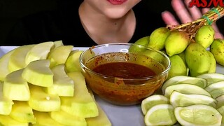 ASMR Natural Green Mango🥭With Spicy Sauce🌶🔥🔥हरा आममसालेदार มะม่วงเปรี้ยวเผ็ด( Eating Sounds )