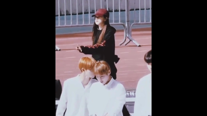 น้องเดินนำพี่เดินตามคอยคุมไรงี้😂