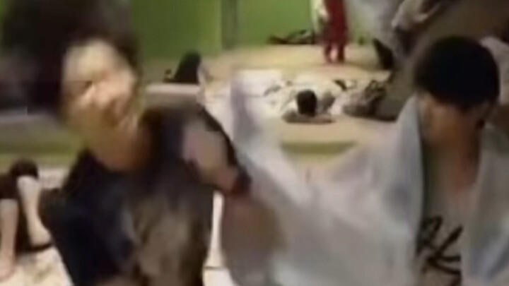 Ký sự bị đánh của Vua Chiến Đấu Ngũ trong Ngôi Nhà Xanh Nhỏ