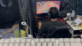 Ngomong lagi, aku pergi beli keyboard untuk teman sekamarku.