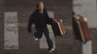 وانغ جياير | من يدري، يبدو هذا الإعلان من LV حقًا مثل بطل مسلسل تلفزيوني أمريكي يركض في الشمس حاملاً