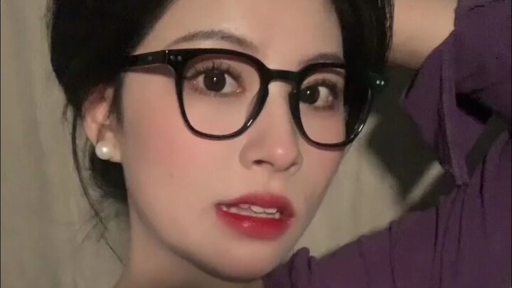 朋友说戴眼镜的时候 笑起来和这个表情一模一样