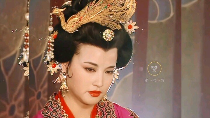 武皇的玫红色衣柜，这衣服居然还有两件