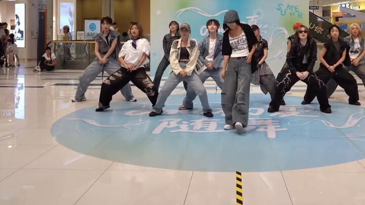 I was walking around the mall and saw someone performing SEVENTEEN’s THUNDER~ What a great group!