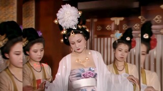 贵妃那不同色系的簪花，这才叫让观众眼前一亮又一亮的造型