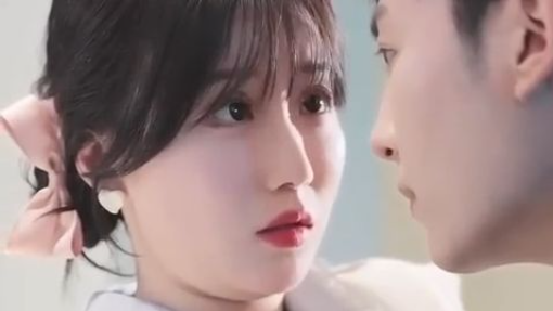 Tunangan selingkuh, aku menghukumnya habis, lalu menikah dengan kakak CEO-nya