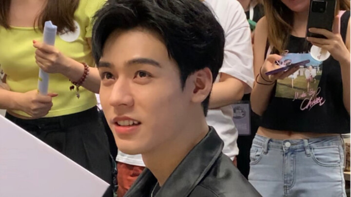 Không thể tin được là Cung Tuấn lại xuất hiện ngay trước mặt tôi như vậy…