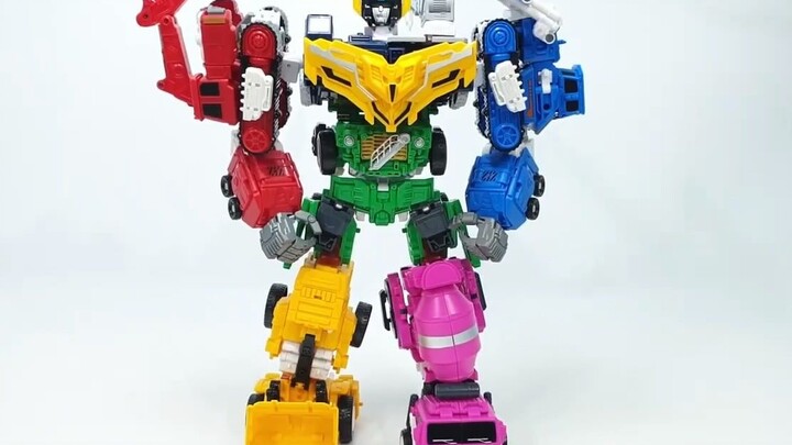 Enam mainan kendaraan konstruksi berwarna-warni dirangkai menjadi robot Hercules