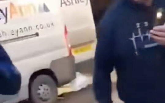 Kenapa ikut-ikutan tertawa?