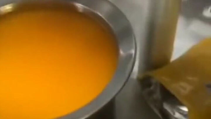 Netizens exposed that the free juice served at a restaurant was actually made by mixing tap water wi