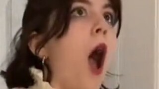 [Cinta dan Keajaiban] Saat mereka memergokimu sedang berganti pakaian